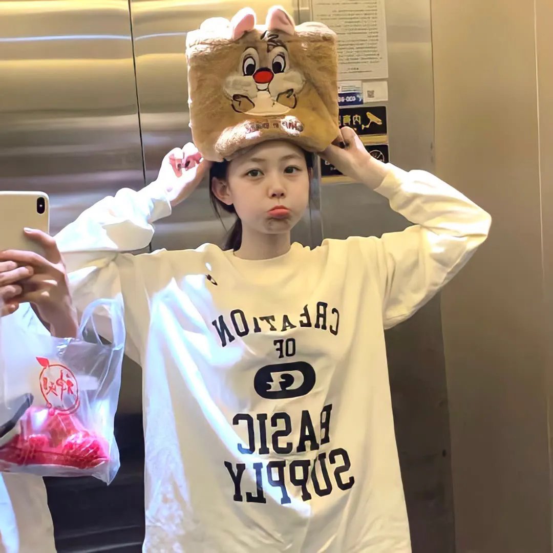 戴流苏耳环的少女
